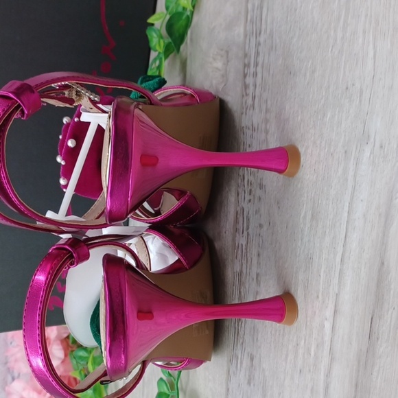 Betsey Johnson Carlos Fuchsia Heel NIB - Picture 7 of 11